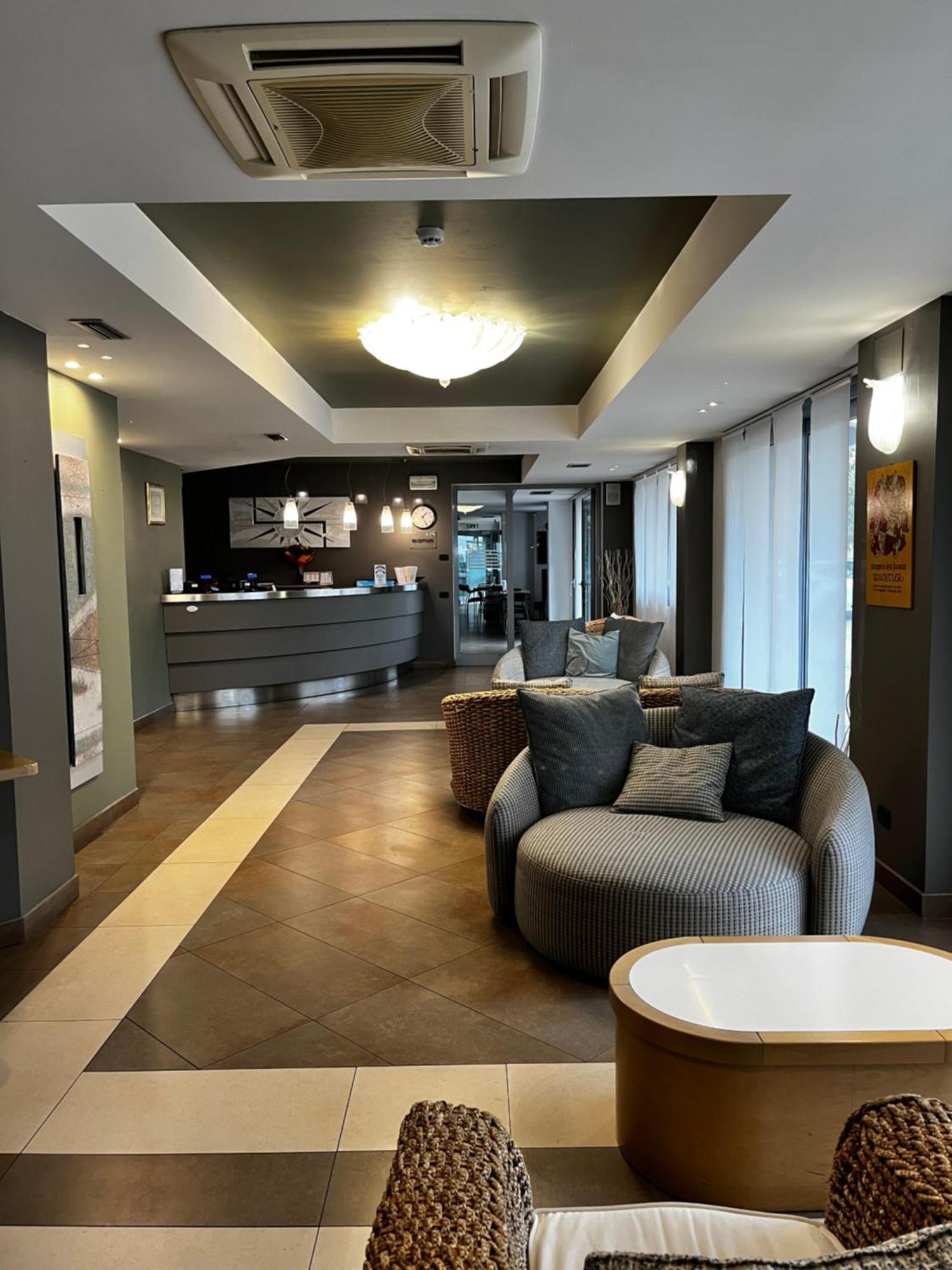 Hotel Oasi Wellness&Spa Riva del Garda Esterno foto