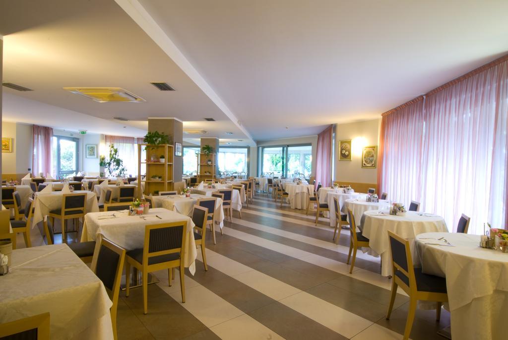 Hotel Oasi Wellness&Spa Riva del Garda Esterno foto
